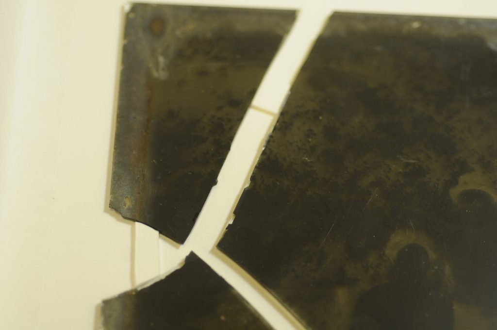 Detail of spacers separating broken fragments.